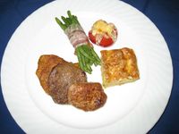 Medaillons Dreierlei mit Kartoffelgratin Prinze&szlig;b&ouml;hnchen, Tomate